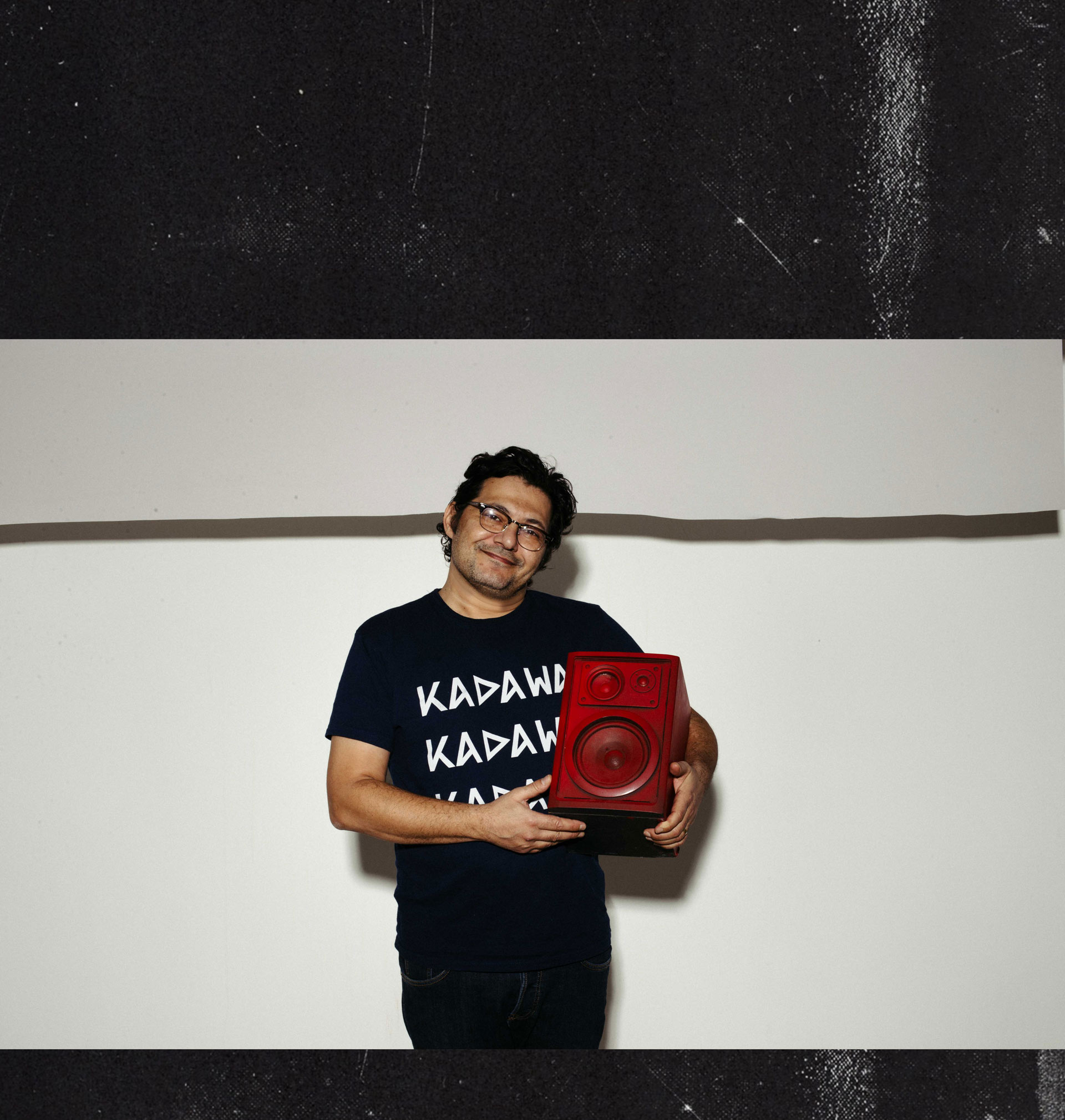 מידי שלישי פעם בשבועיים לאון פלדמן משדר אלינו הישר מסלון ביתו, שם הוא מארח מוזיקאים שמרתקים אותו, מתראיינים ומנגנים לייב על הספה בסלון. גם שאר דיירי הבית לוקחים מידי פעם חלק בשידור היחיד במינו הזה, (בהם גם מרקו החתול הקולני) 