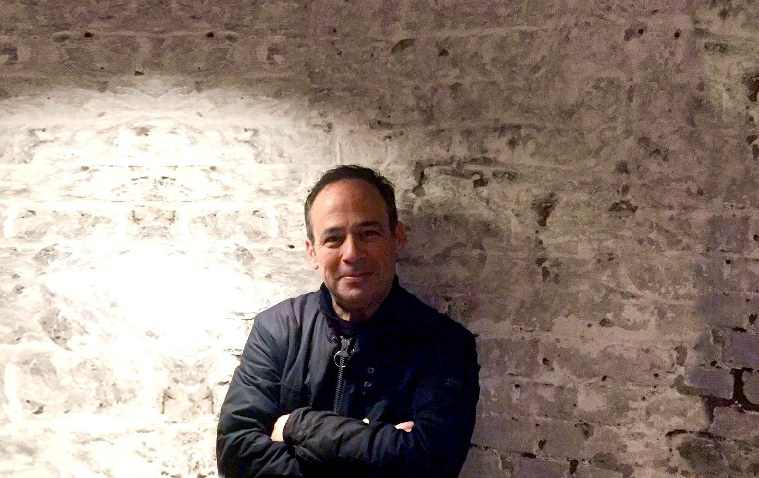 אווירה לונדונית בטיול שבועי ברחובות העיר הגשומים ובפארקים הירוקים. משב רוח קריר ונעים תמידית שנושב בין קלאסיקות פסיכדליה ישנה ועדכנית מהעולם לבין ביקורים בזו המקומית, בין הפולק הבריטי והאינדי ועד לנגיעה בדארקיות התל אביבית של שנות ה-80.

בעיקר אפור, הרבה אפור.